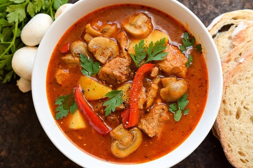 gotowa zupa gulaszowa z pieczywem