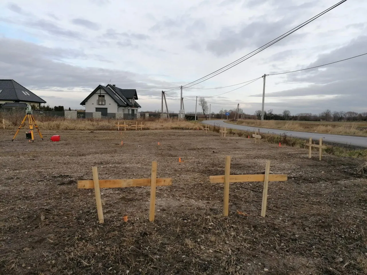 Ławy ciesielskie, tyczenie fundamentów, paliki geodezyjne