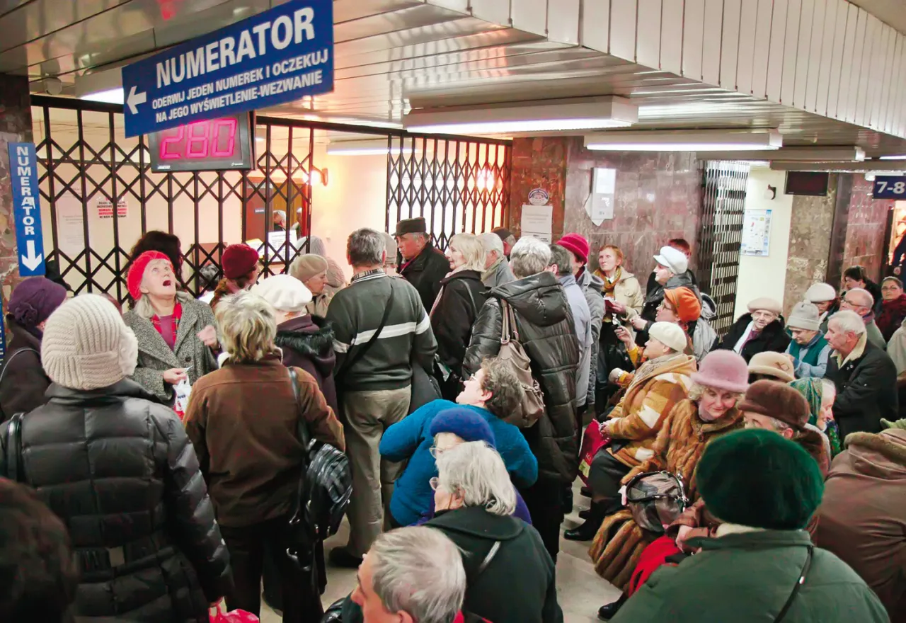 Długie kolejki do lekarzy NFZ w Polsce