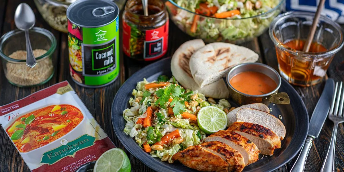 marynowane mieso z czerwona pasta curry na grillu