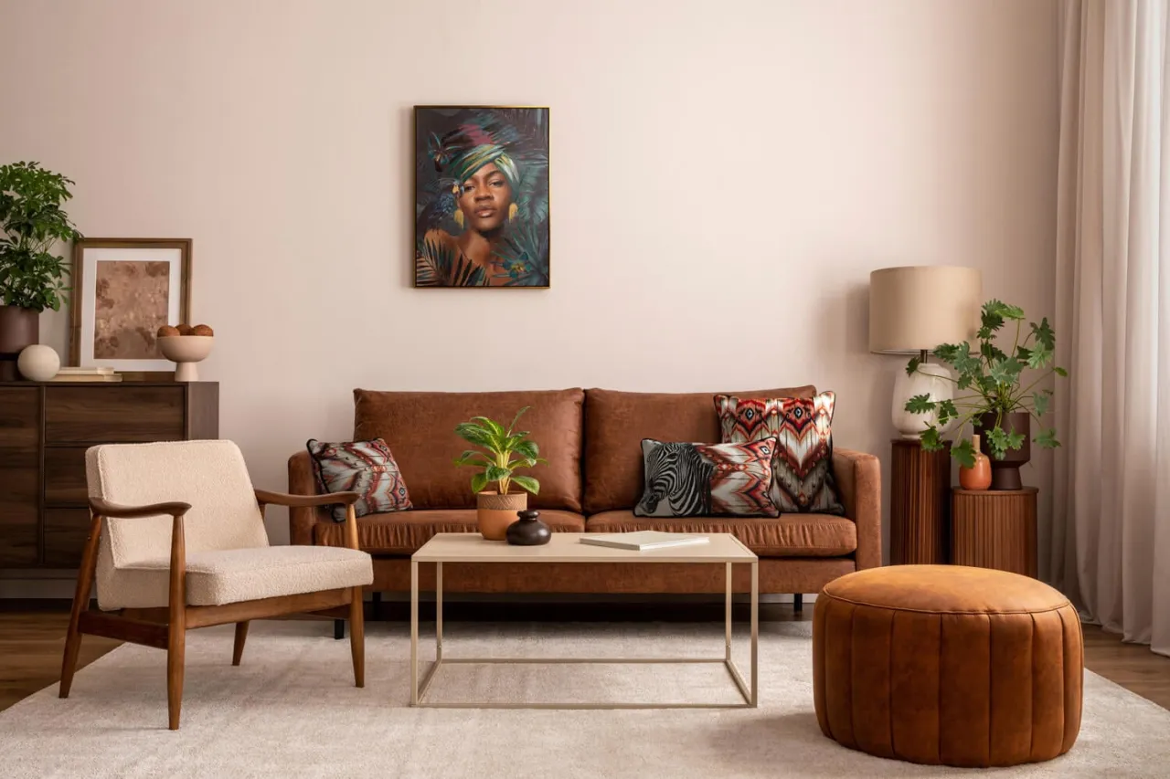 Poduszki dekoracyjne do brązowej kanapy inspiracje kolorystyczne