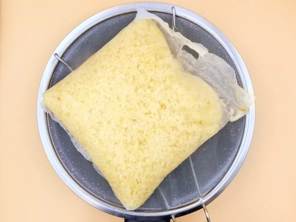 Kasza jaglana w woreczkach w garnku gotowanie