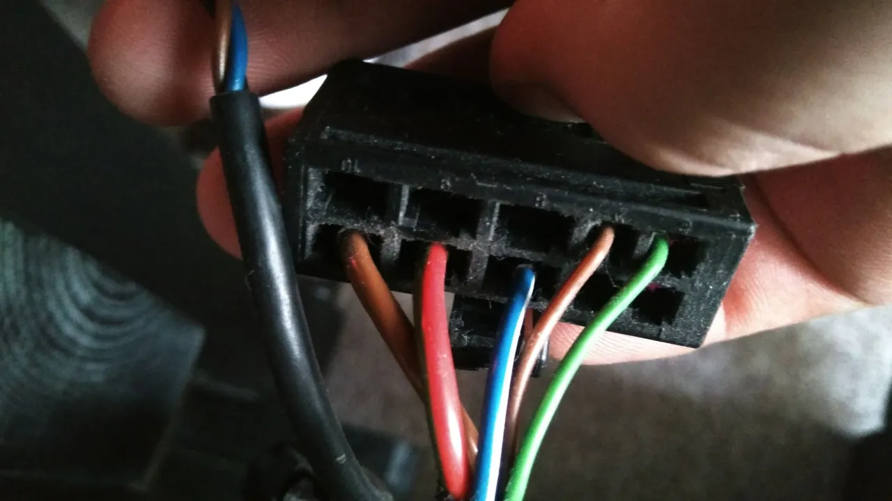 Wtyczka z przewodami, być może problem z podgrzewaniem foteli w Passacie B6.