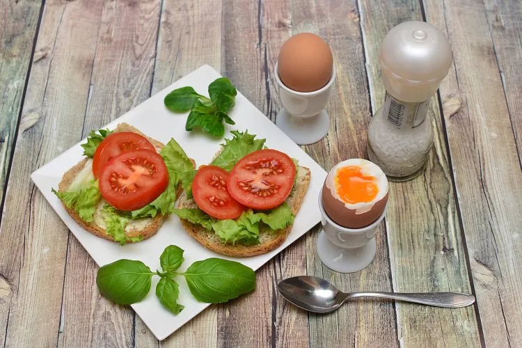 jajka na miękko z pieczywem