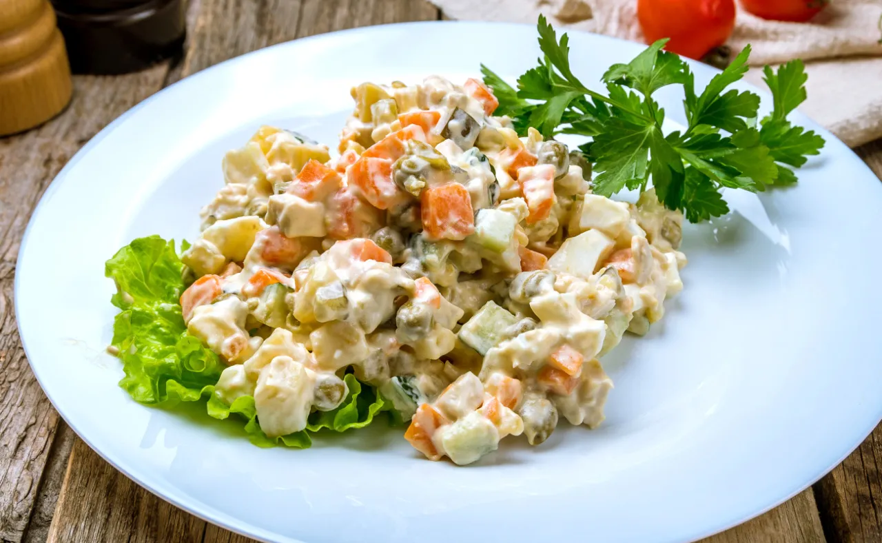 sałatka jarzynowa porcja talerz