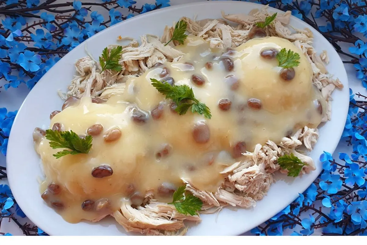 Składniki na sos z rosołu: rosół, masło, mąka, śmietana