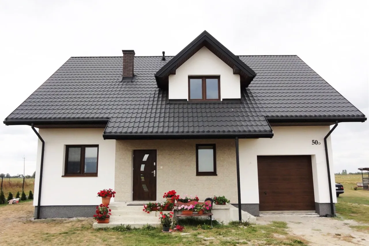 dom z brązowym dachem i drewnianą elewacją