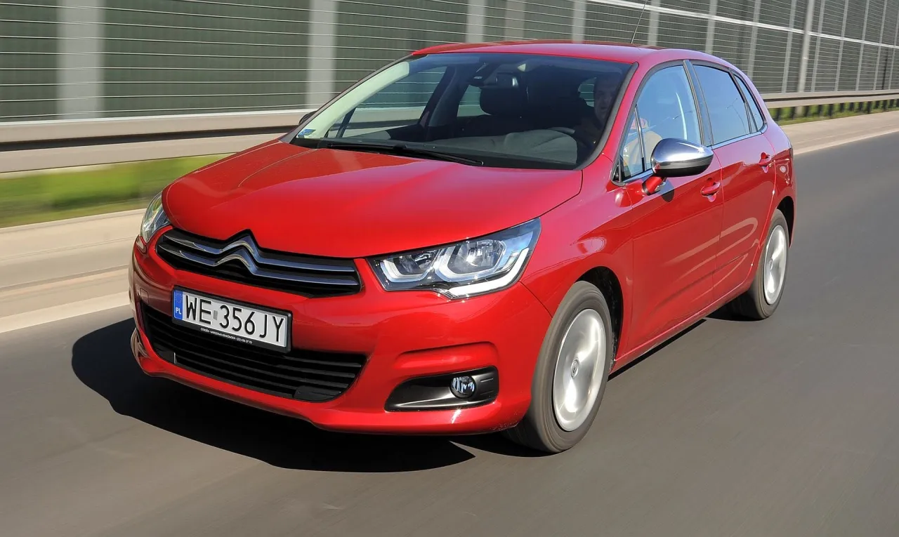 Citroën C4 II na drodze widok z przodu