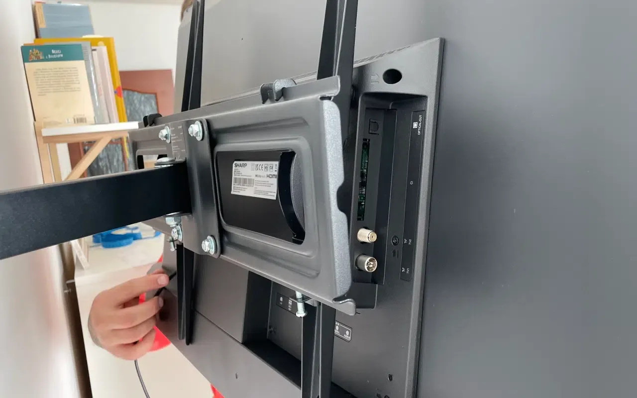 Montaż telewizora na ścianie z karton gipsu wymaga odpowiedniego mocowania. Uchwyt jest solidny, ale czy karton gips utrzyma telewizor?