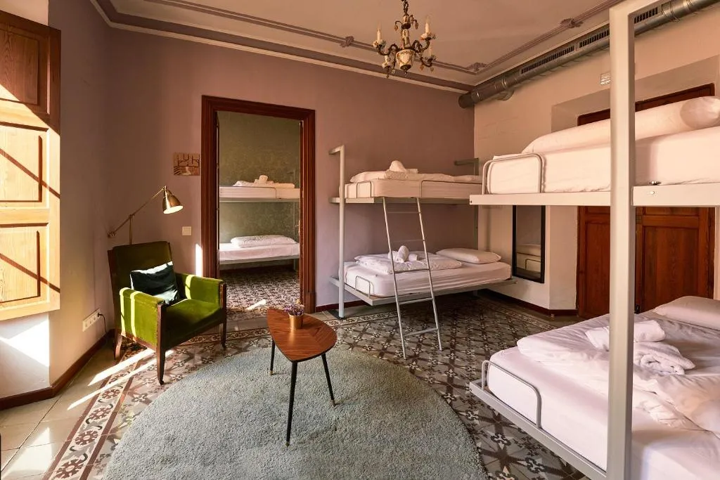 Wsp&oacute;lna kuchnia w hostelu, common room hostel, pok&oacute;j wieloosobowy hostel