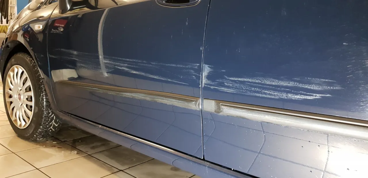 Uszkodzenia karoserii samochodu przed lakierowaniem