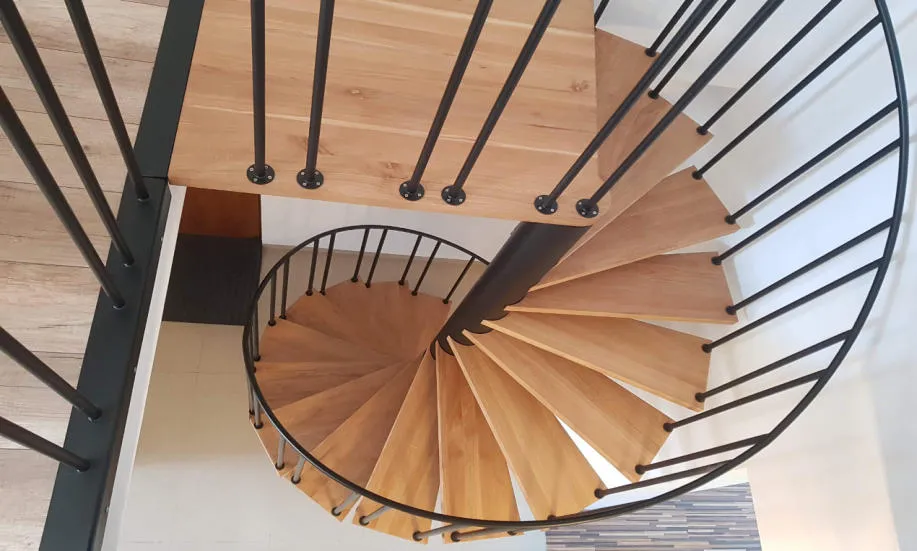 kotwienie słupa schodów kręconych