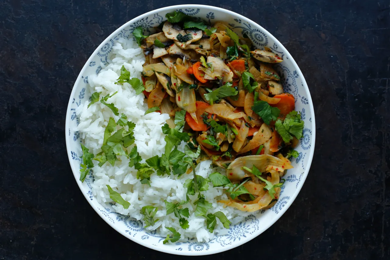 Miseczka ryżu z pikantnym farszem z kapusty, marchewki i grzybów. To pyszne kimchi z czymś więcej!