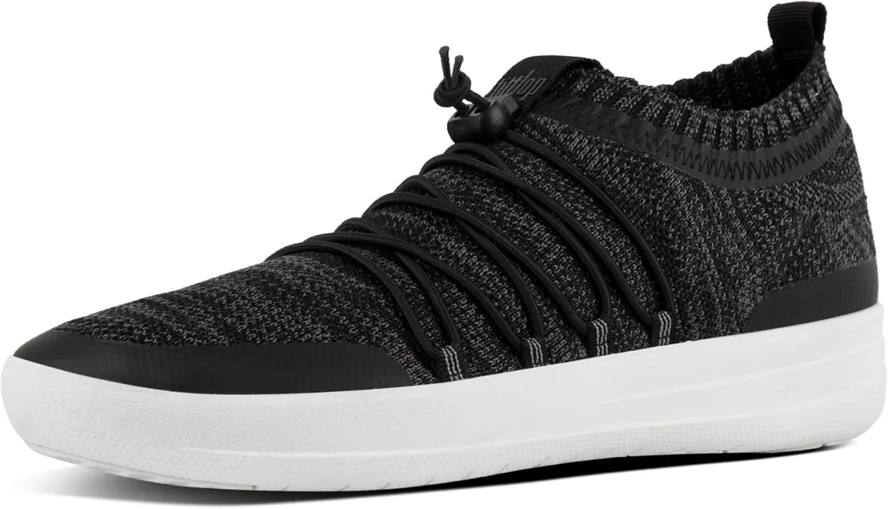 Czarny, tkany but sportowy Fitflop z białym, grubym spodem. Firma Fitflop słynie z komfortowego obuwia.