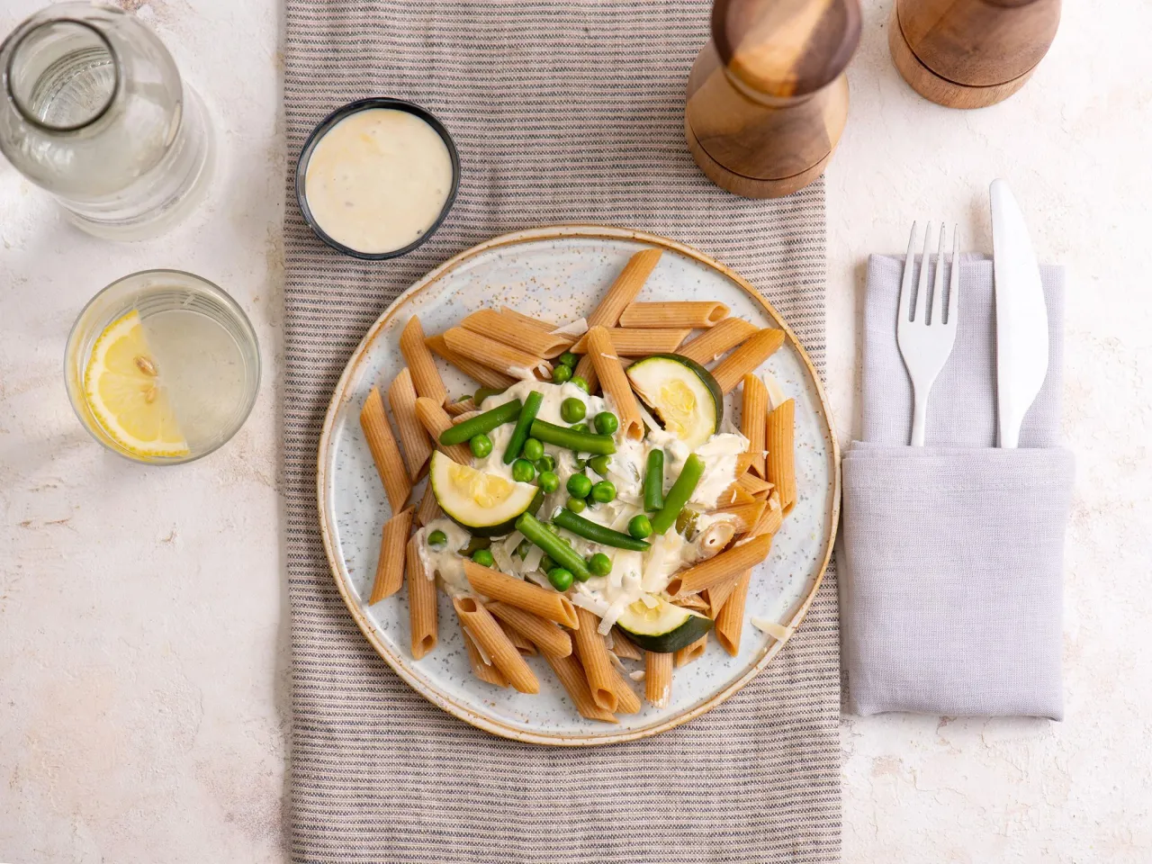 Pełnoziarnisty makaron z warzywami i kremowym sosem. Czy makaron jest zdrowy? Ten talerz sugeruje, że tak!