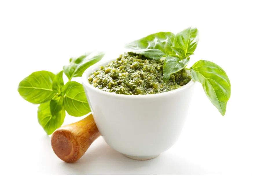 świeże pesto alla genovese w moździerzu