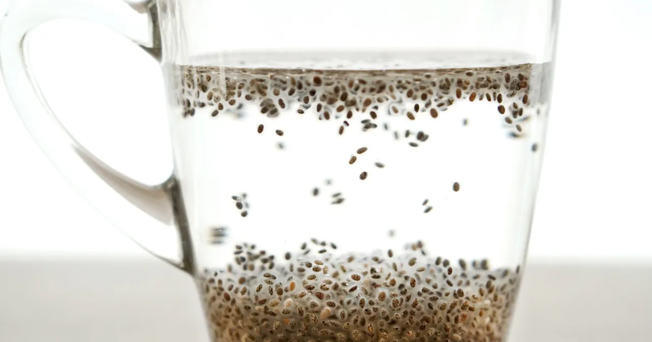 nasiona chia pęczniejące w wodzie