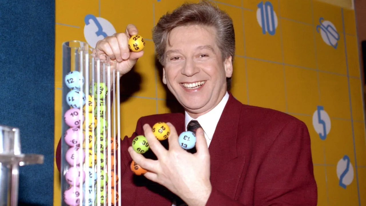 osoba sprawdzająca kupon lotto z uśmiechem