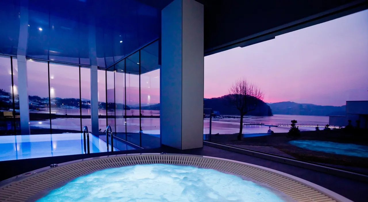 Romantyczna para w SPA, relaks w basenie