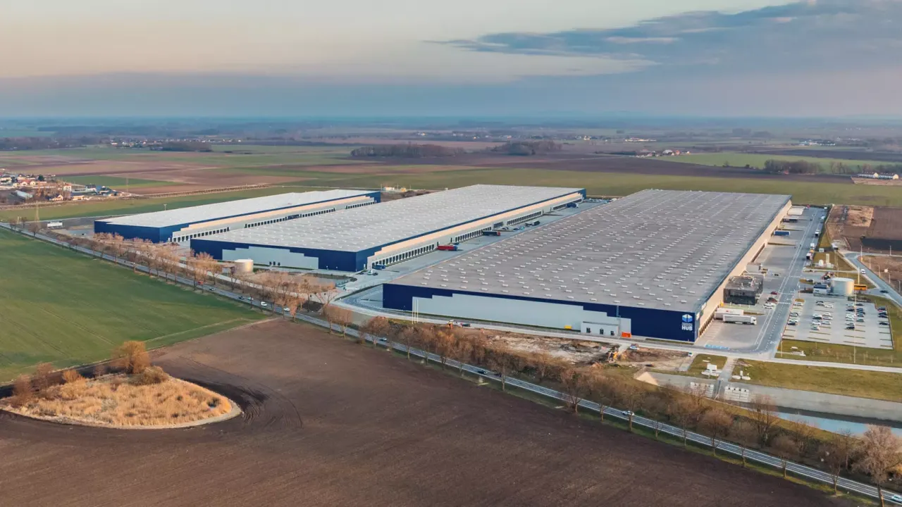 Ogromne hale magazynowe, idealne dla dewelopera jak zacząć. Rozległe tereny, nowoczesna infrastruktura.