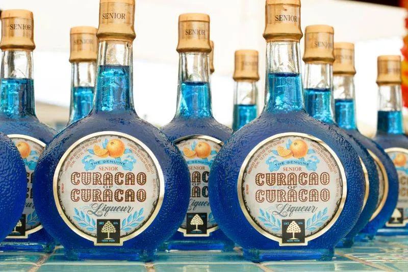 butelka blue curacao i drink
