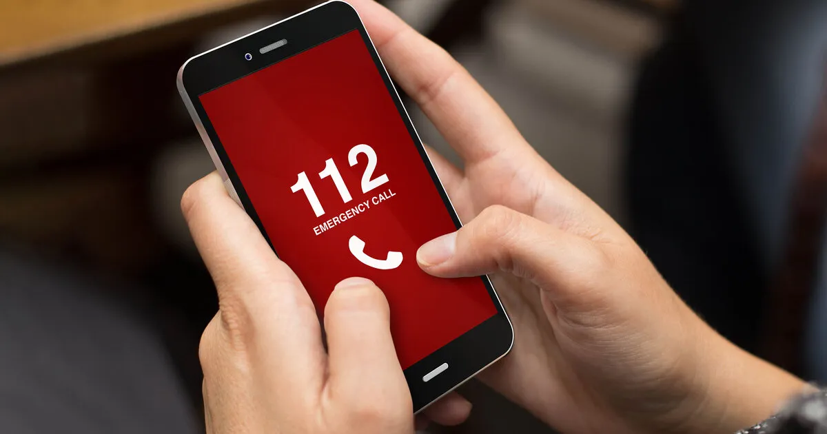 Person wählt Notruf 112