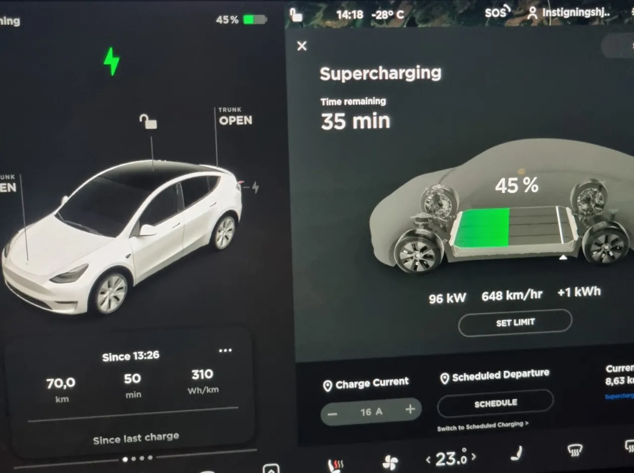 Na ekranie Tesli widać, że ładowanie potrwa jeszcze 35 minut. Bateria ma 45% naładowania.