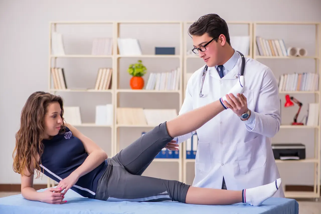 Student fizjoterapii uczy się anatomii