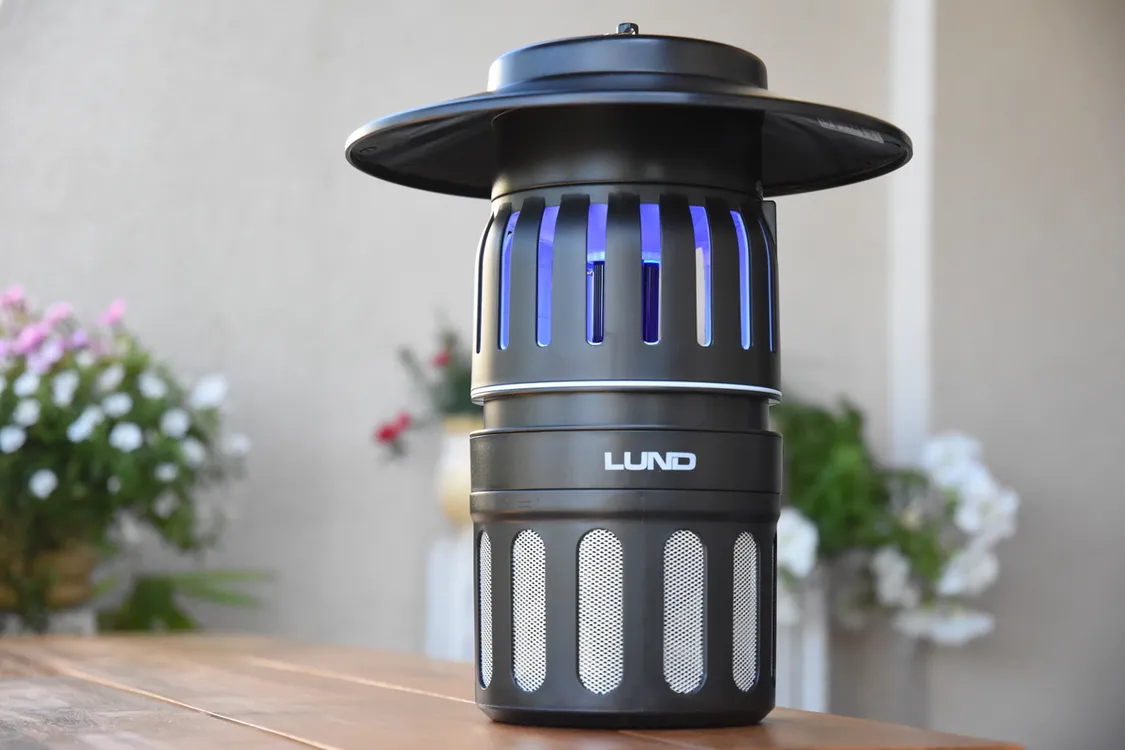 lampa owadobójcza na taras lub wentylator na tarasie