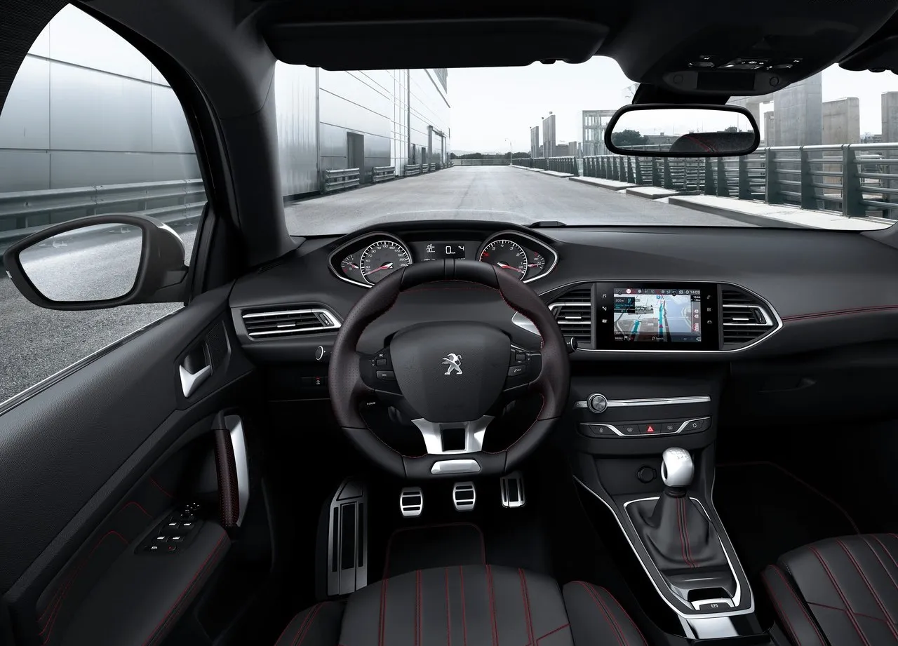 Peugeot 308 II generacja wnętrze i silniki