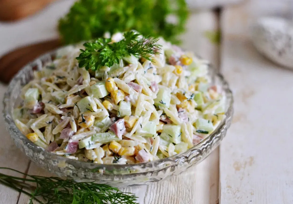 Sałatka z makaronem orzo i og&oacute;rkiem zielonym