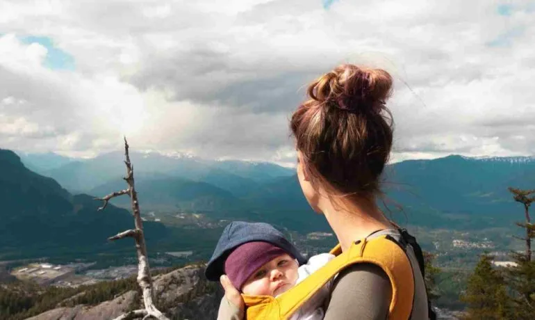 Rodzice sprawdzający pogodę przed wyjściem w g&oacute;ry z dzieckiem