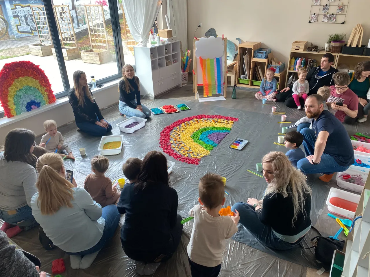 Dziecko bawi się masami plastycznymi