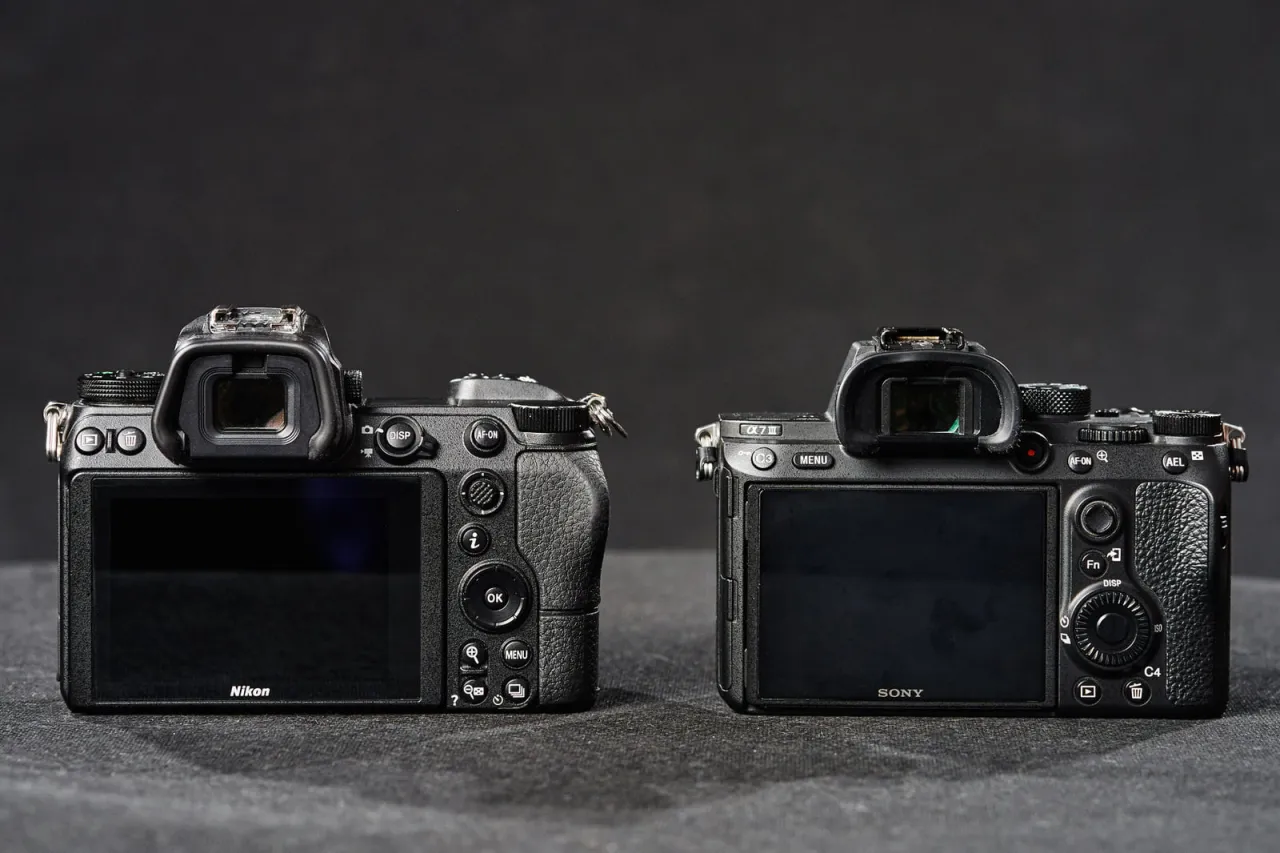 Dwie lustrzanki: Nikon i Sony, stoją obok siebie. Którą wybierzesz?