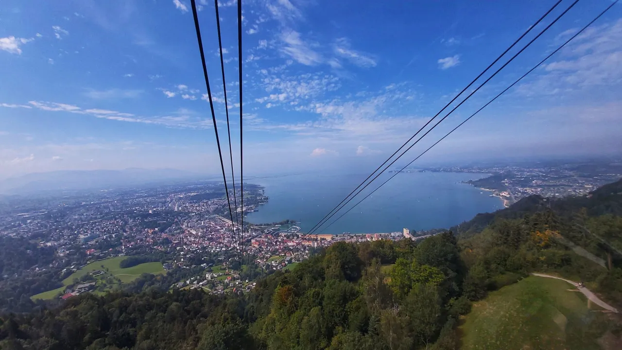 Widok z kolejki linowej na miasto nad Jeziorem Bodeńskim. To jedno z najpiękniejszych miejsc nad jeziorem, z błękitną wodą i zielonymi wzg&oacute;rzami.