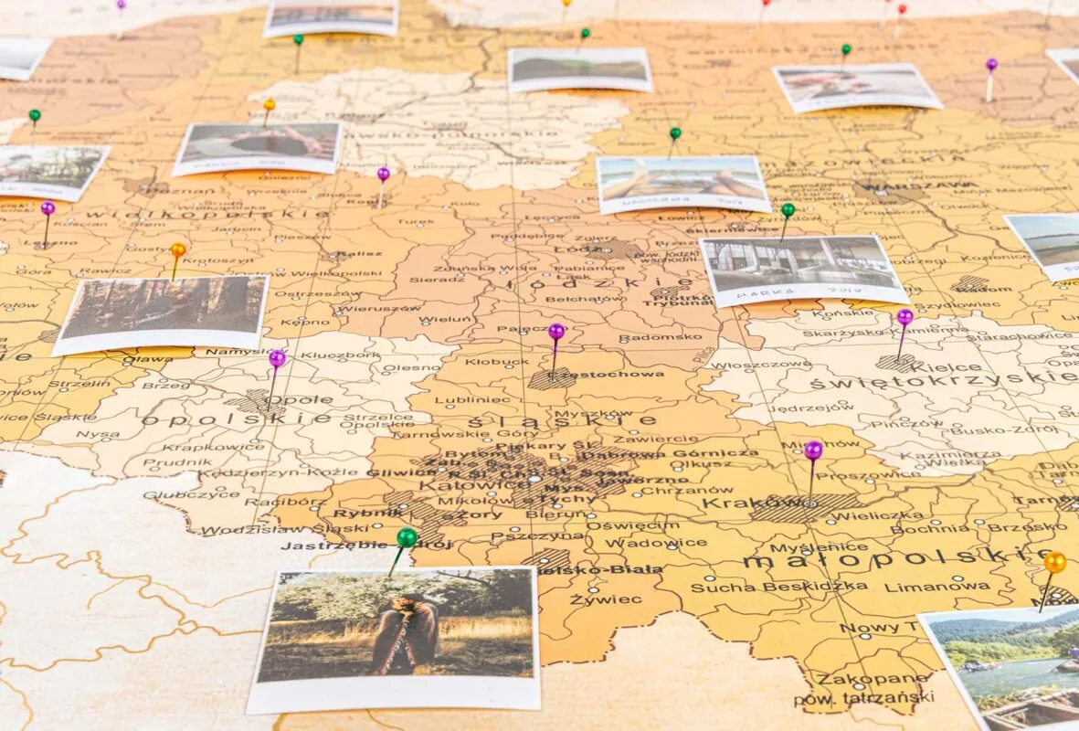 Mapa Polski z zaznaczonymi popularnymi kierunkami podróży biur podróży