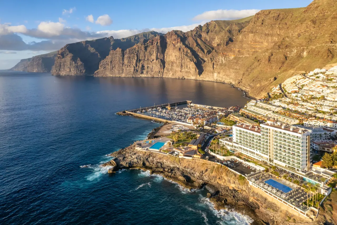 Widok na klify Los Gigantes, port jachtowy i hotele z basenami. Teneryfa gdzie najlepiej? Tu!