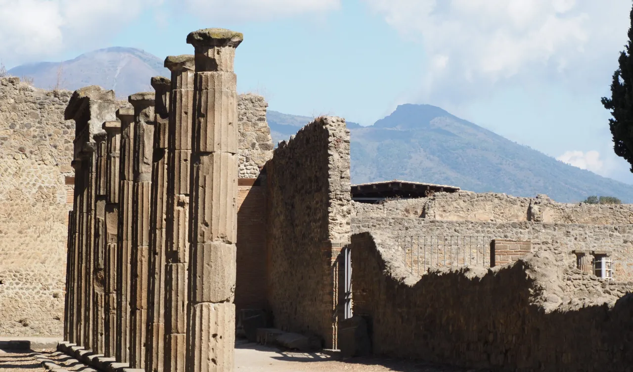 Pompeje ruiny Wezuwiusz w tle