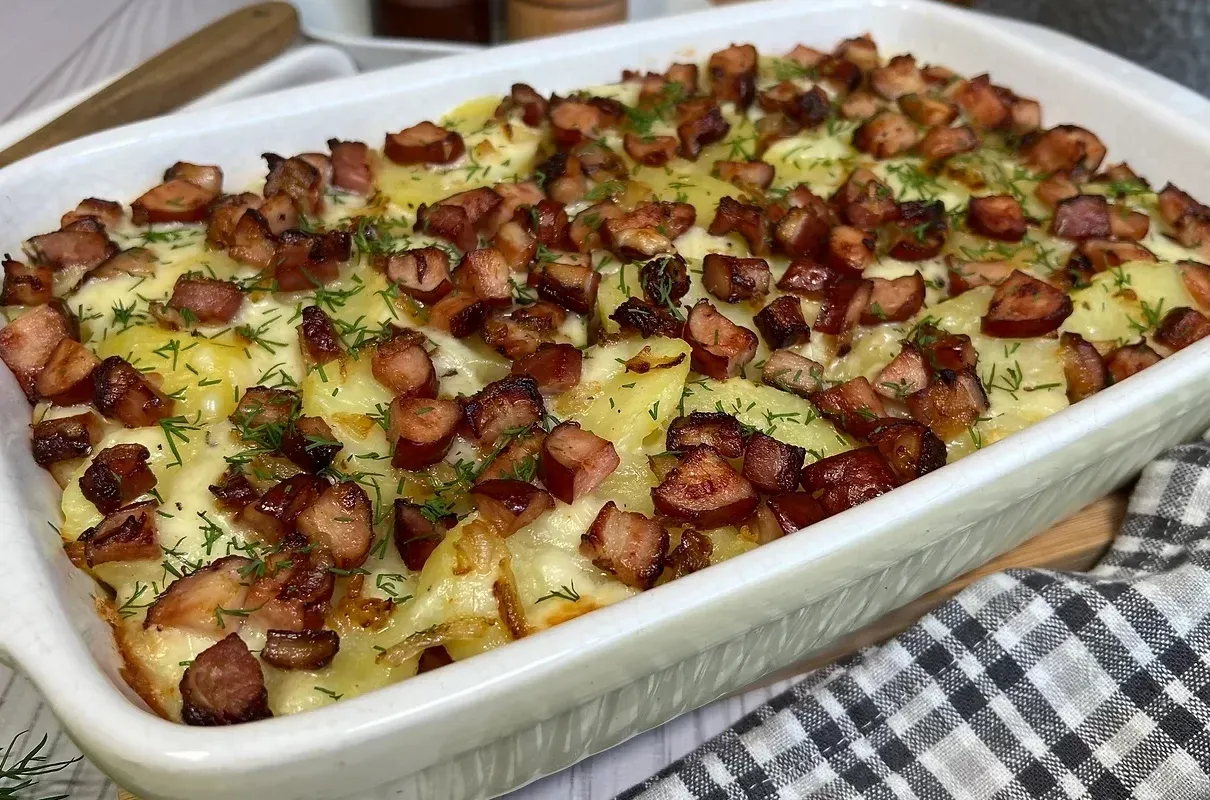 zapiekanka ziemniaczana z kiełbasą i warzywami