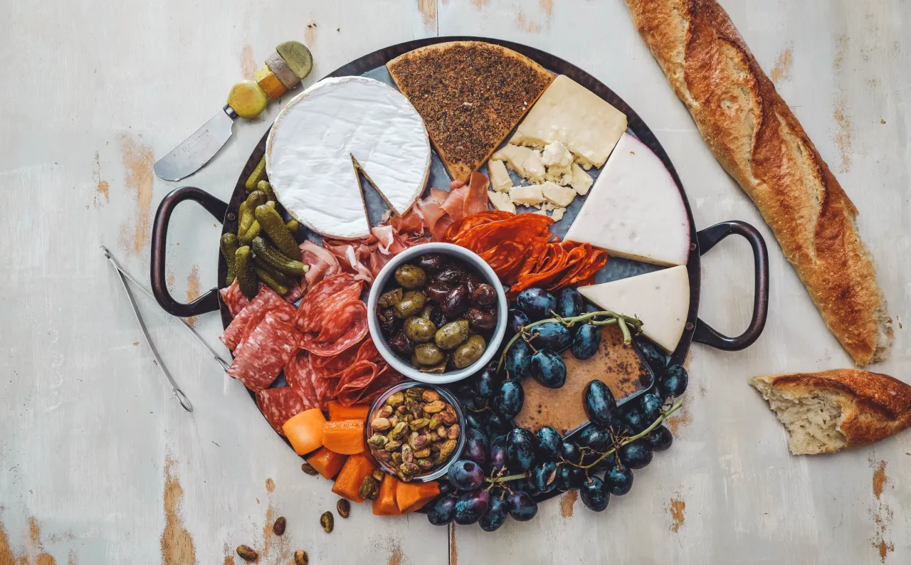 francuskie przysmaki jedzenie sery wino