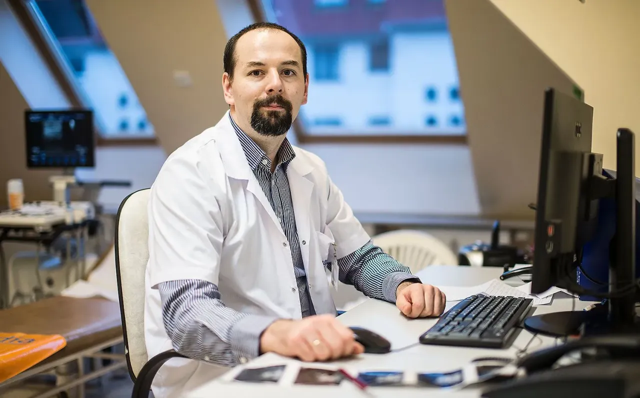 młody lekarz rezydent w gabinecie