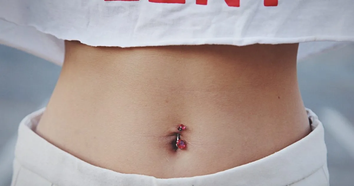 Kolczyk w pępku proces gojenia etapy