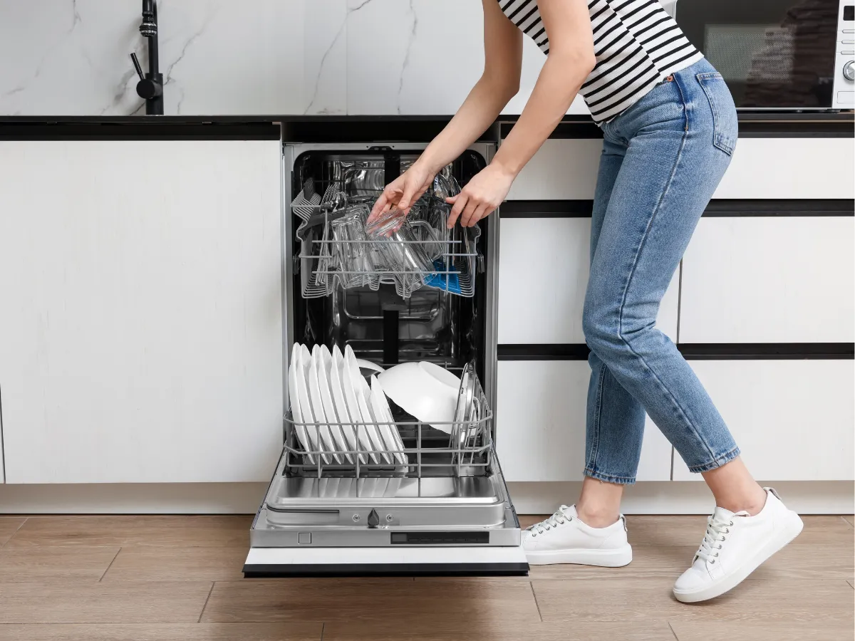 nowoczesna zmywarka z funkcją auto otwierania drzwi