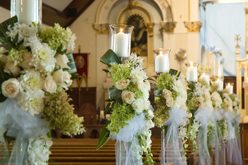 dekoracje ślubne w kościele, kwiaty, świece