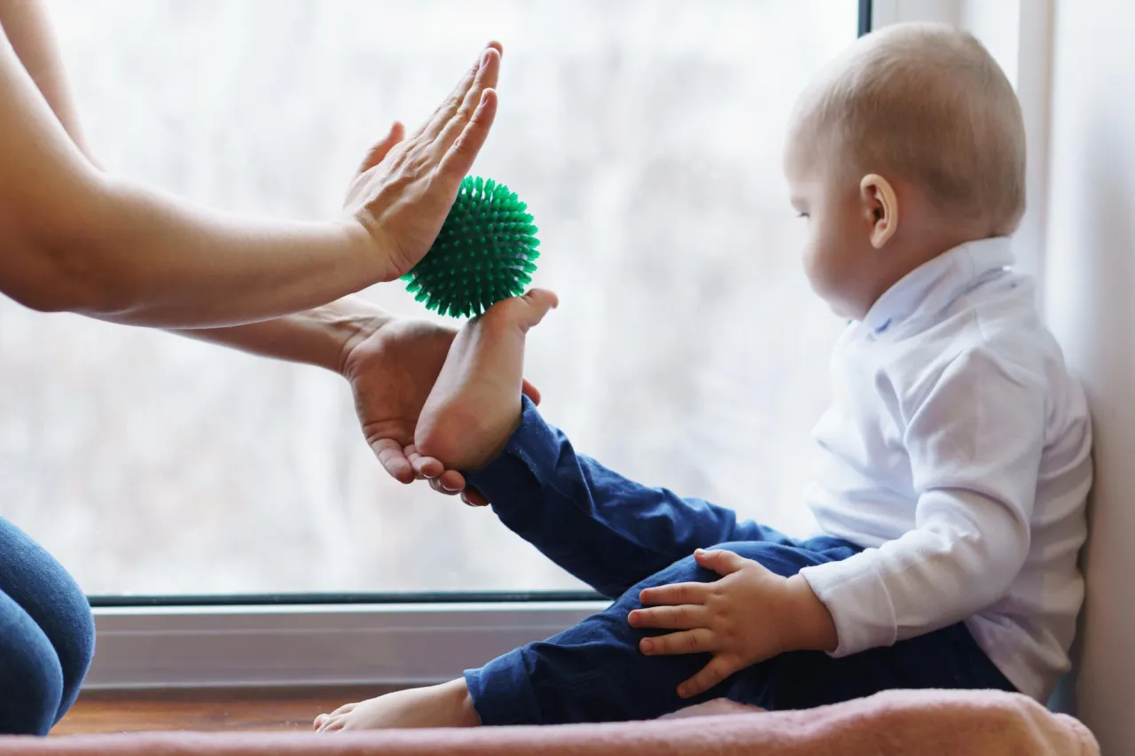 dziecko bawi się piłkami sensorycznymi pomysły na zabawę