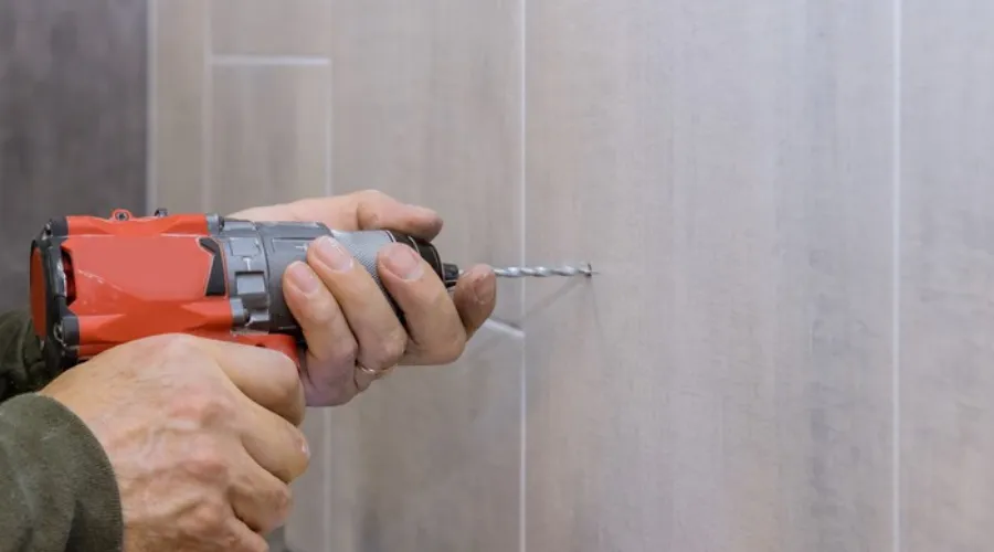 pęknięta płytka ceramiczna po wierceniu udarem