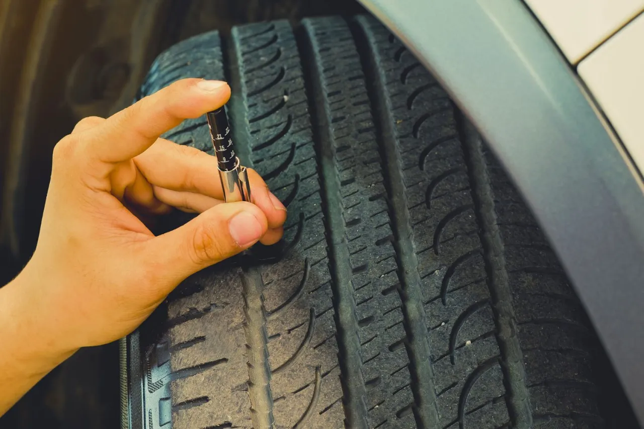 oznaki starzenia opony pęknięcia