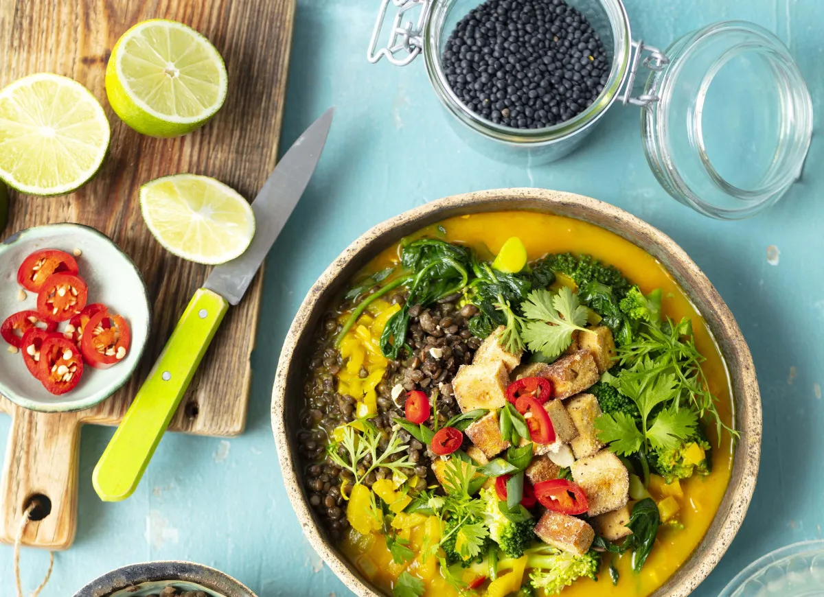 kolorowy wegetariański obiad curry z soczewicą