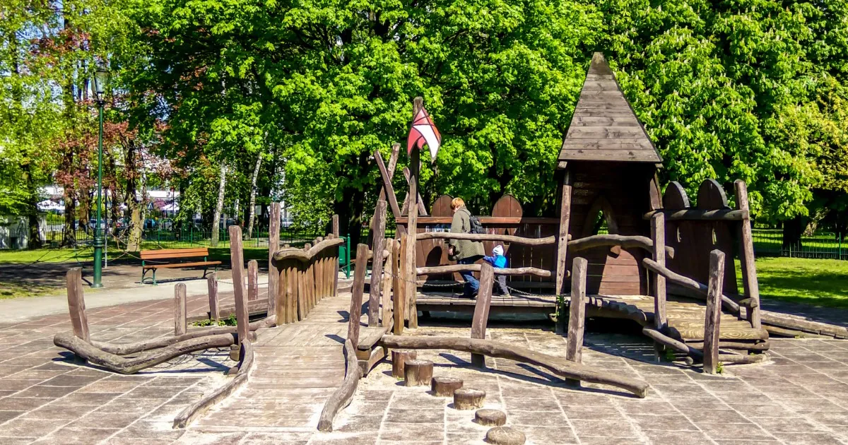 Dzieci bawiące się w Parku Jordana w Krakowie