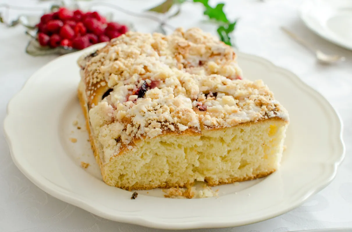 surowe ciasto drożdżowe z mąką i jajkami